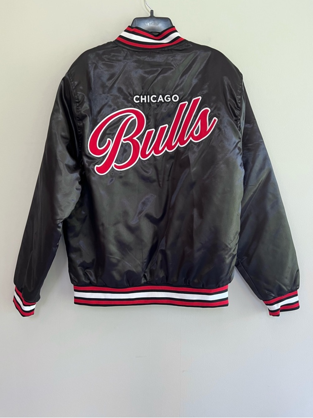 Ultra Game NWT NBA Chicago Bulls Satin Button Up Varsity Jacket, Black/Red, M - Picture 4 of 13